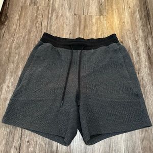 Men’s Lululemon At Ease Shorts 7” in Heathered Black (M)